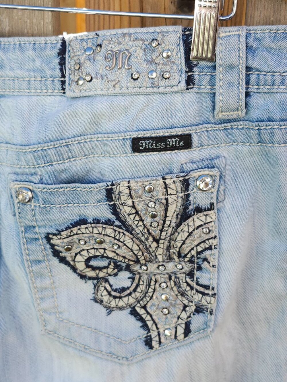MISS ME Signature Cuffed Capri Jeans Women's Size 30 Distressed FLEUR DE LIS